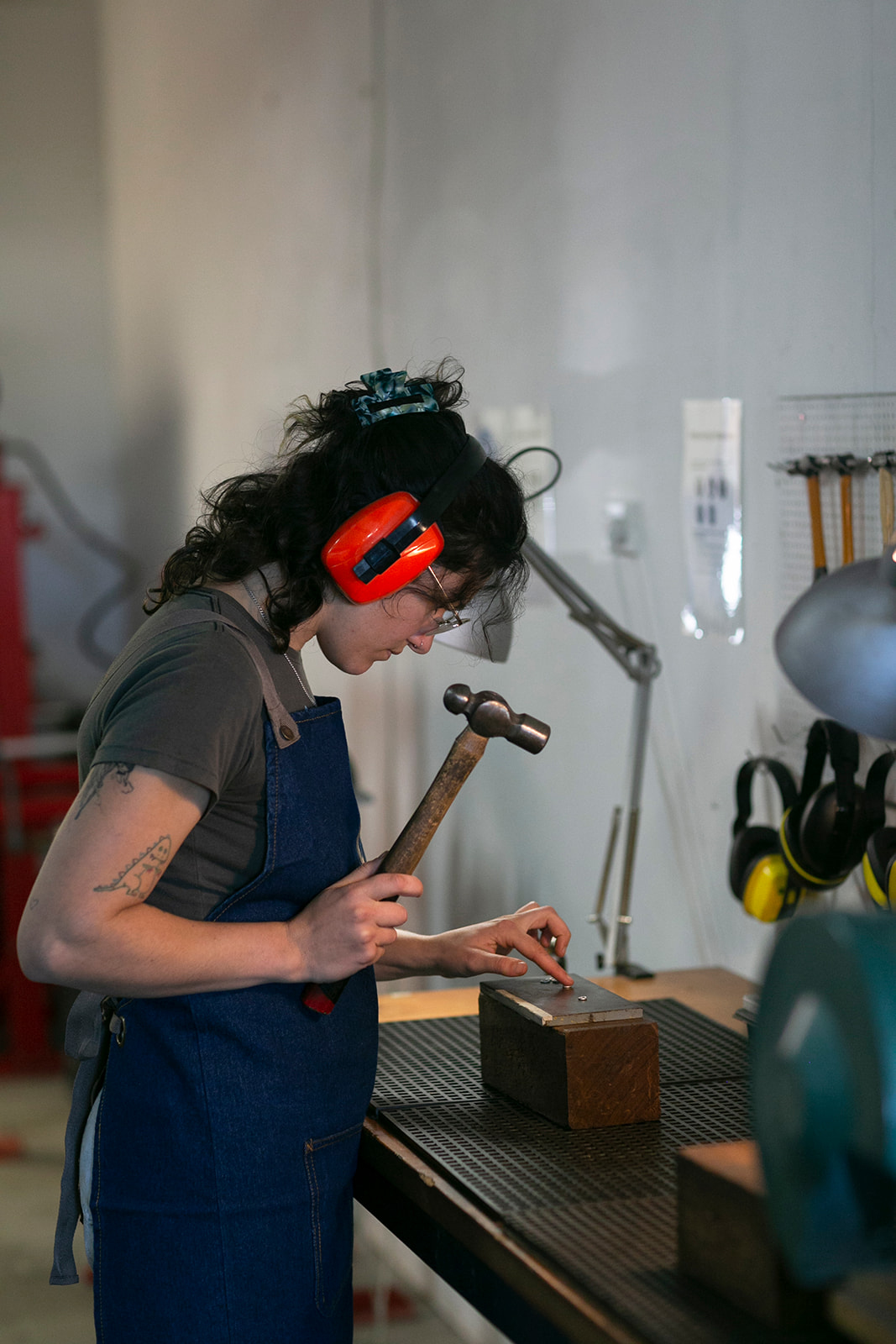 Square Peg Studios, Artist at bench, 2023, Photo Credit: Tessa Tran